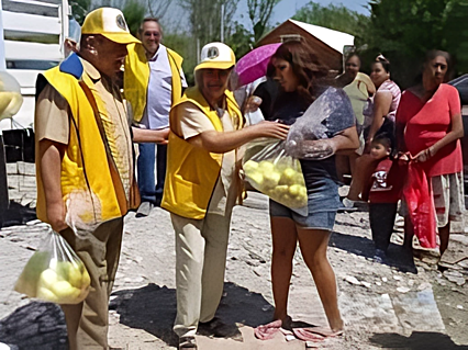 socios del club distribuyendo  alimentes 
